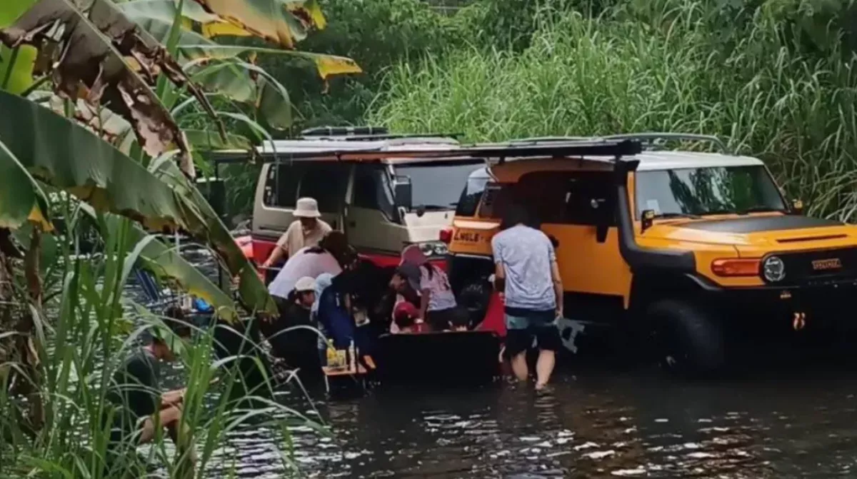 破壞生態以為休閒  車輛闖宜蘭溪床架車邊帳戲水